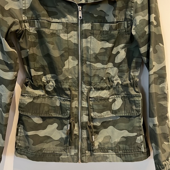 Old Navy Camo Utility jacket. Size extra small. - Picture 4 of 5